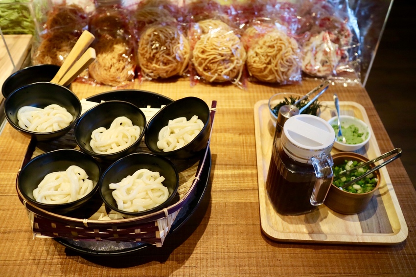 【千荷田蔬食百匯涮涮鍋 - ATT 信義店】新鮮野菜無限吃！食材新鮮、份量超多，加購活跳波士頓龍蝦只要688，超高ＣＰ值的日式火鍋 - 邦妮2兔