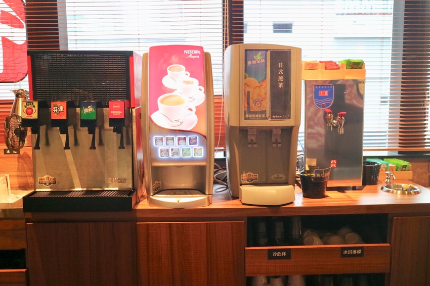 【千荷田蔬食百匯涮涮鍋 - ATT 信義店】新鮮野菜無限吃！食材新鮮、份量超多，加購活跳波士頓龍蝦只要688，超高ＣＰ值的日式火鍋 - 邦妮2兔