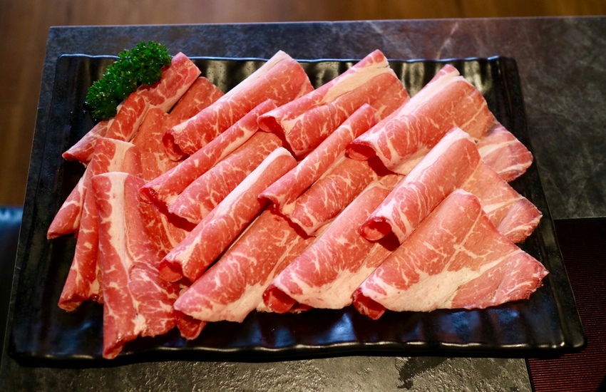 【千荷田蔬食百匯涮涮鍋 - ATT 信義店】新鮮野菜無限吃！食材新鮮、份量超多，加購活跳波士頓龍蝦只要688，超高ＣＰ值的日式火鍋 - 邦妮2兔