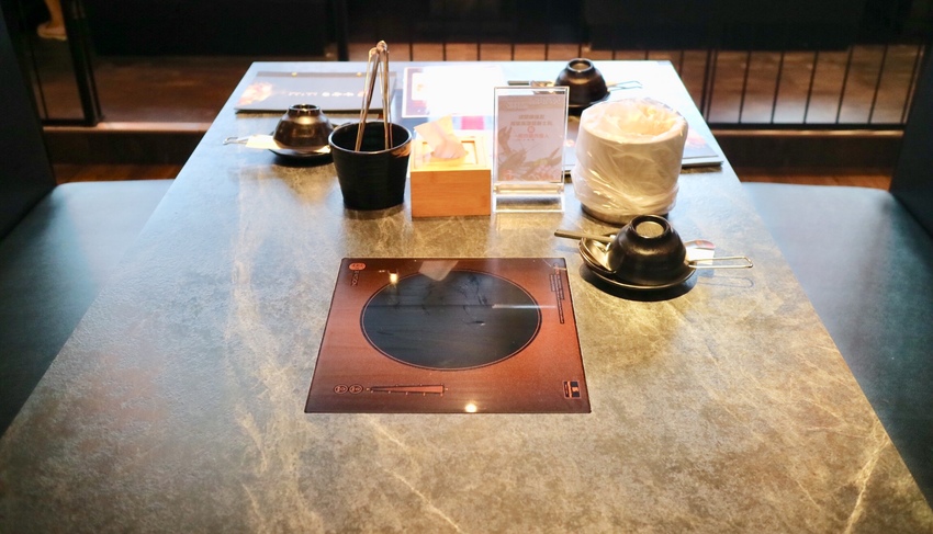 【千荷田蔬食百匯涮涮鍋 - ATT 信義店】新鮮野菜無限吃！食材新鮮、份量超多，加購活跳波士頓龍蝦只要688，超高ＣＰ值的日式火鍋 - 邦妮2兔