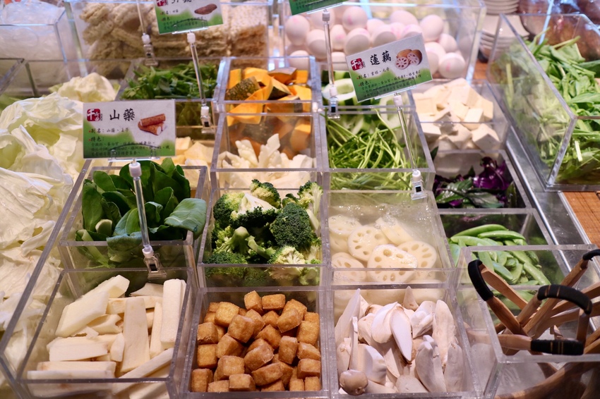 【千荷田蔬食百匯涮涮鍋 - ATT 信義店】新鮮野菜無限吃！食材新鮮、份量超多，加購活跳波士頓龍蝦只要688，超高ＣＰ值的日式火鍋 - 邦妮2兔