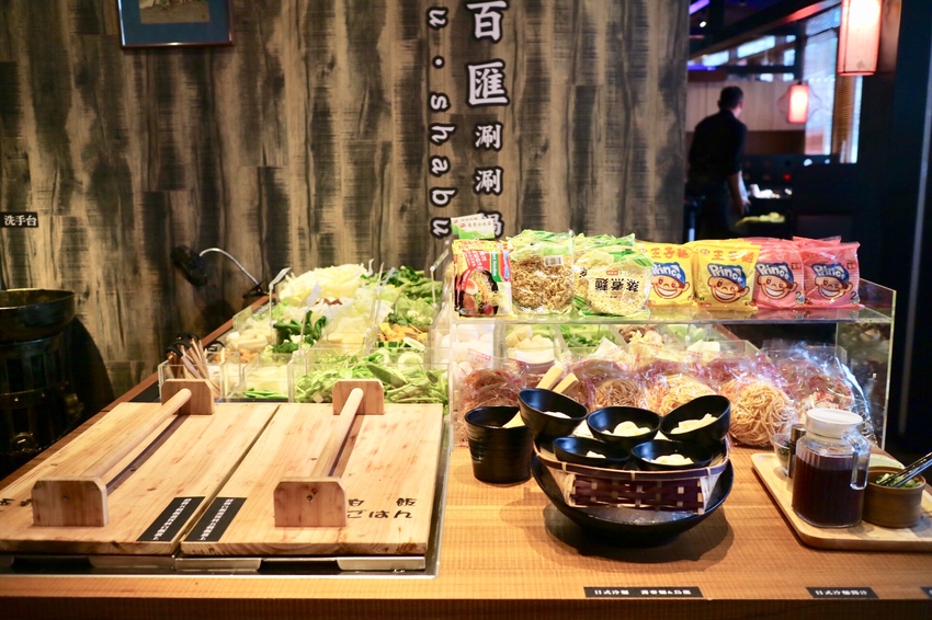 【千荷田蔬食百匯涮涮鍋 - ATT 信義店】新鮮野菜無限吃！食材新鮮、份量超多，加購活跳波士頓龍蝦只要688，超高ＣＰ值的日式火鍋 - 邦妮2兔