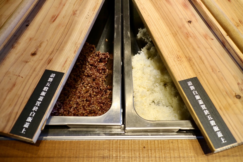 【千荷田蔬食百匯涮涮鍋 - ATT 信義店】新鮮野菜無限吃！食材新鮮、份量超多，加購活跳波士頓龍蝦只要688，超高ＣＰ值的日式火鍋 - 邦妮2兔