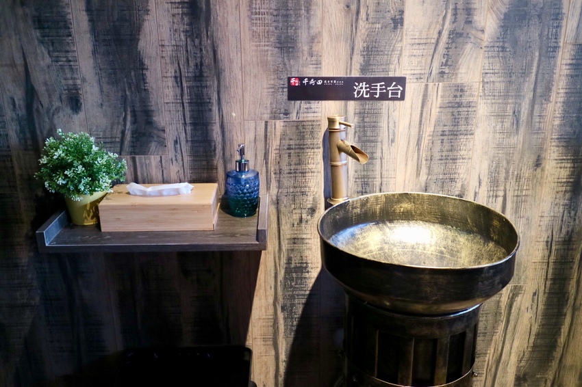 【千荷田蔬食百匯涮涮鍋 - ATT 信義店】新鮮野菜無限吃！食材新鮮、份量超多，加購活跳波士頓龍蝦只要688，超高ＣＰ值的日式火鍋 - 邦妮2兔