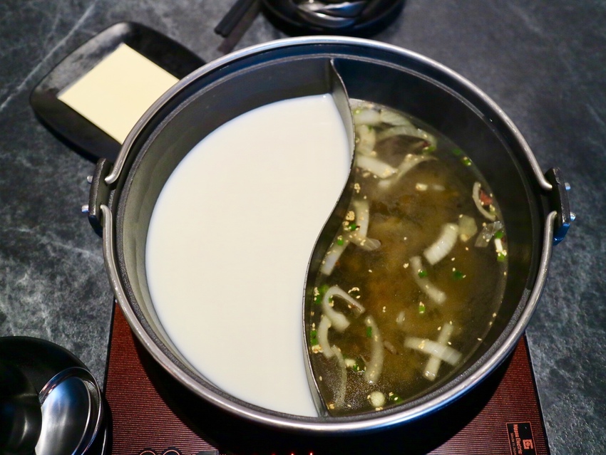 【千荷田蔬食百匯涮涮鍋 - ATT 信義店】新鮮野菜無限吃！食材新鮮、份量超多，加購活跳波士頓龍蝦只要688，超高ＣＰ值的日式火鍋 - 邦妮2兔