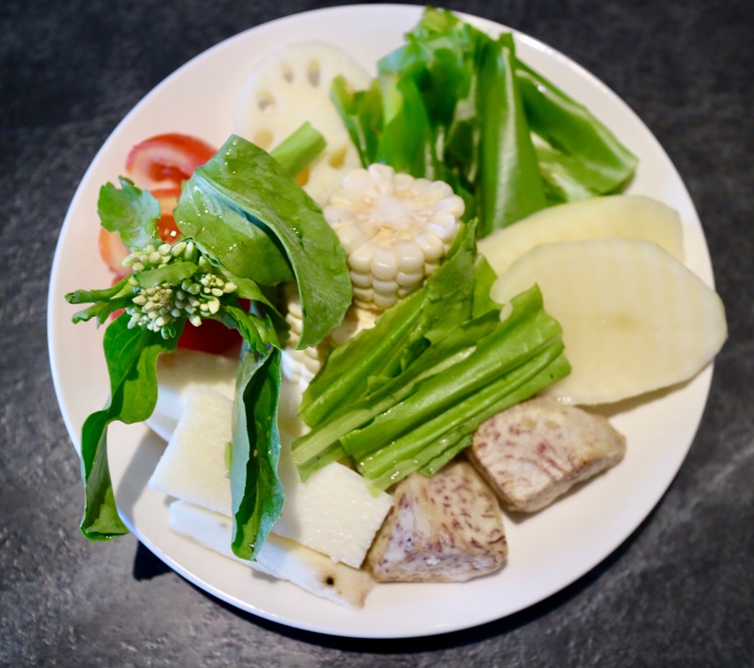 【千荷田蔬食百匯涮涮鍋 - ATT 信義店】新鮮野菜無限吃！食材新鮮、份量超多，加購活跳波士頓龍蝦只要688，超高ＣＰ值的日式火鍋 - 邦妮2兔