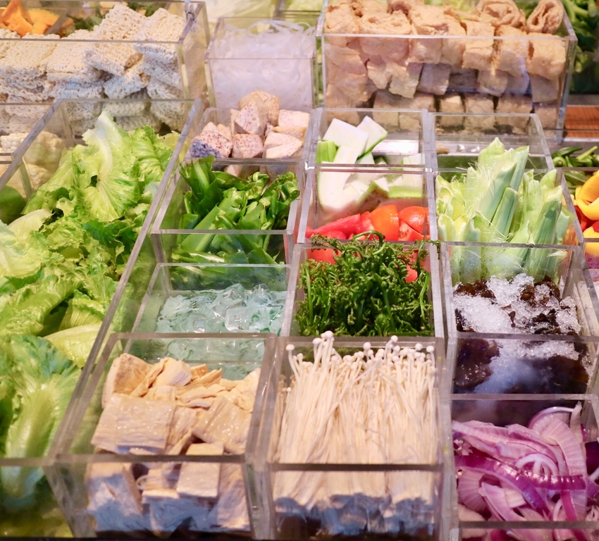 【千荷田蔬食百匯涮涮鍋 - ATT 信義店】新鮮野菜無限吃！食材新鮮、份量超多，加購活跳波士頓龍蝦只要688，超高ＣＰ值的日式火鍋 - 邦妮2兔