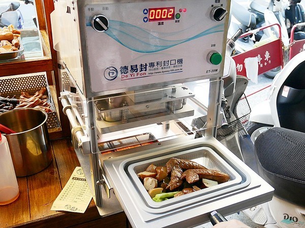 呷呷叫旗魚黑輪-大敦總店:呷呷叫旗魚黑輪(大敦總店)-金黃酥脆其魚黑輪 選用屏東旗魚漿 真材實料吃得出 多層次口感超美味