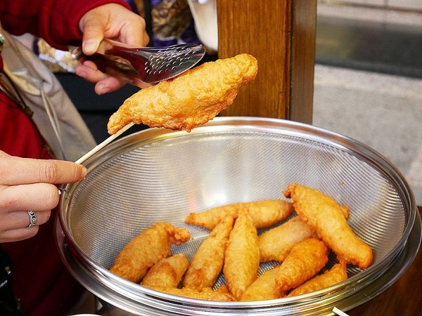 呷呷叫旗魚黑輪-大敦總店:呷呷叫旗魚黑輪(大敦總店)-金黃酥脆其魚黑輪 選用屏東旗魚漿 真材實料吃得出 多層次口感超美味