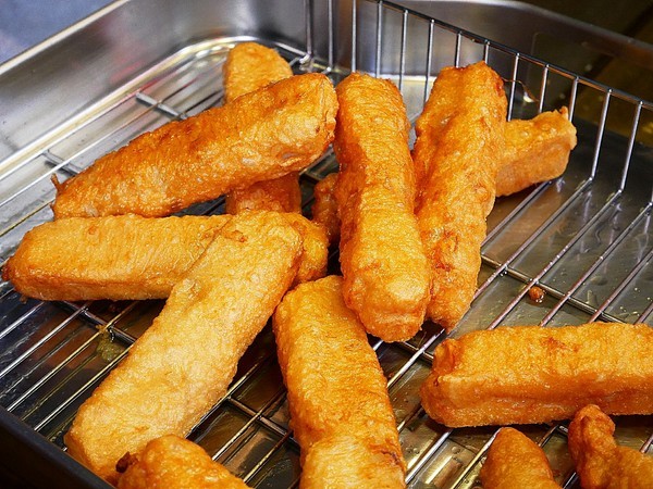 呷呷叫旗魚黑輪-大敦總店:呷呷叫旗魚黑輪(大敦總店)-金黃酥脆其魚黑輪 選用屏東旗魚漿 真材實料吃得出 多層次口感超美味