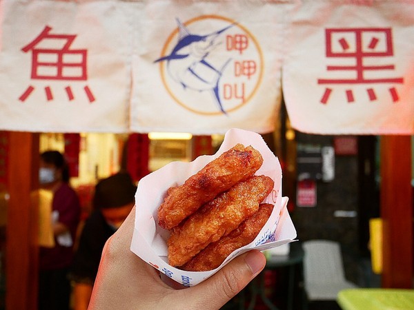 呷呷叫旗魚黑輪-大敦總店:呷呷叫旗魚黑輪(大敦總店)-金黃酥脆其魚黑輪 選用屏東旗魚漿 真材實料吃得出 多層次口感超美味