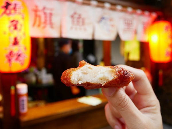 呷呷叫旗魚黑輪-大敦總店：呷呷叫旗魚黑輪(大敦總店)-金黃酥脆其魚黑輪  選用屏東旗魚漿  真材實料吃得出  多層次口感超美味