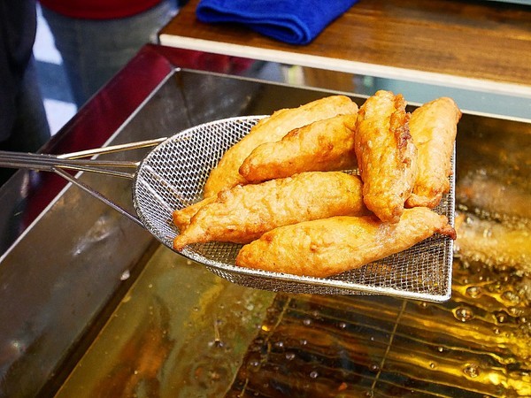 呷呷叫旗魚黑輪-大敦總店:呷呷叫旗魚黑輪(大敦總店)-金黃酥脆其魚黑輪 選用屏東旗魚漿 真材實料吃得出 多層次口感超美味