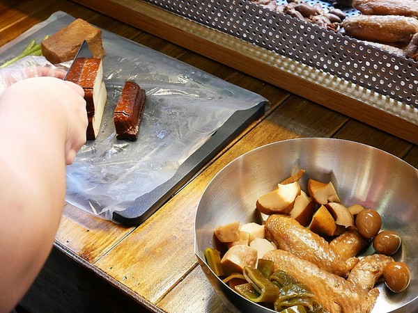 呷呷叫旗魚黑輪-大敦總店:呷呷叫旗魚黑輪(大敦總店)-金黃酥脆其魚黑輪 選用屏東旗魚漿 真材實料吃得出 多層次口感超美味