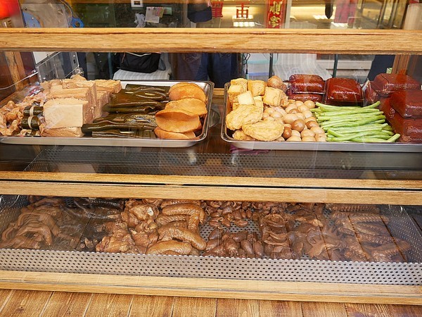 呷呷叫旗魚黑輪-大敦總店:呷呷叫旗魚黑輪(大敦總店)-金黃酥脆其魚黑輪 選用屏東旗魚漿 真材實料吃得出 多層次口感超美味