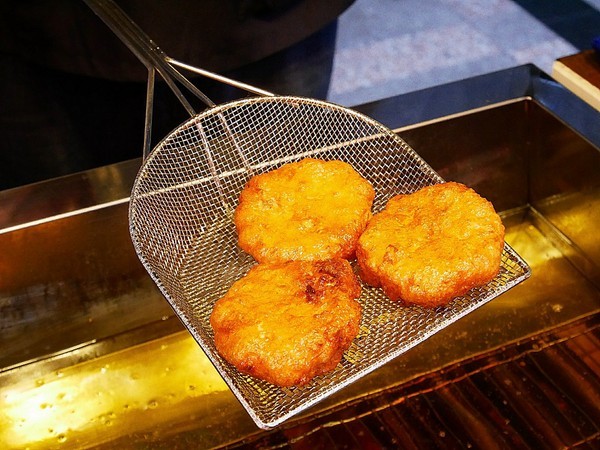 呷呷叫旗魚黑輪-大敦總店:呷呷叫旗魚黑輪(大敦總店)-金黃酥脆其魚黑輪 選用屏東旗魚漿 真材實料吃得出 多層次口感超美味