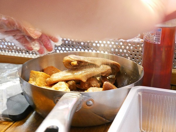 呷呷叫旗魚黑輪-大敦總店:呷呷叫旗魚黑輪(大敦總店)-金黃酥脆其魚黑輪 選用屏東旗魚漿 真材實料吃得出 多層次口感超美味