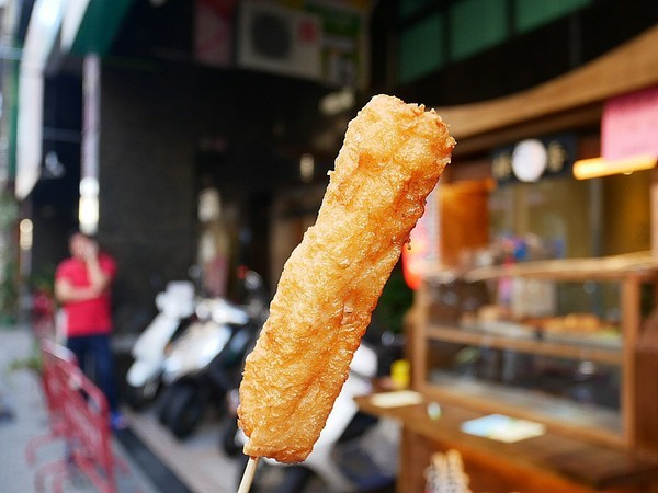 呷呷叫旗魚黑輪-大敦總店:呷呷叫旗魚黑輪(大敦總店)-金黃酥脆其魚黑輪 選用屏東旗魚漿 真材實料吃得出 多層次口感超美味