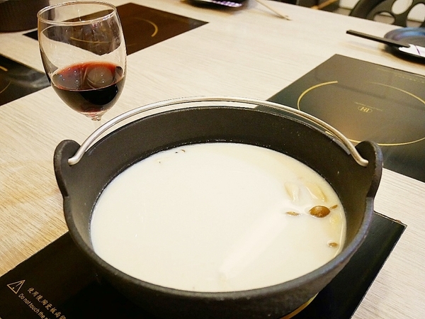 沐澄 微笑鍋物:沐澄 微笑鍋物-台北信義區後山埤火鍋 CP值超高的海陸套餐搭配超特別的紅酒牛奶鍋 親切價格也能享有奢華吃法-愛評體驗券 沐澄 微笑鍋物:沐澄 微笑鍋物-台北信義區後山埤火鍋 CP值超高的海陸套餐搭配超特別的紅酒牛奶鍋 親切價格也能享有奢華吃法-愛評體驗券