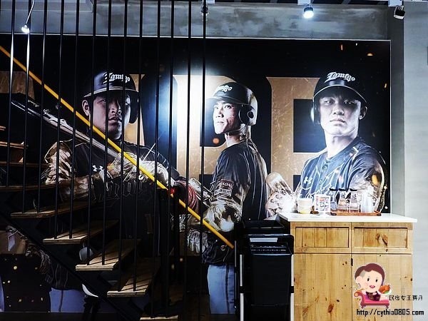 桃園中壢美食-桃猿食堂-獨特的Lamigo棒球主題餐廳,球迷們high翻天,拉麵真的夠味好吃 (邀約) @民宿女王芽月-美食.旅遊.全台趴趴走