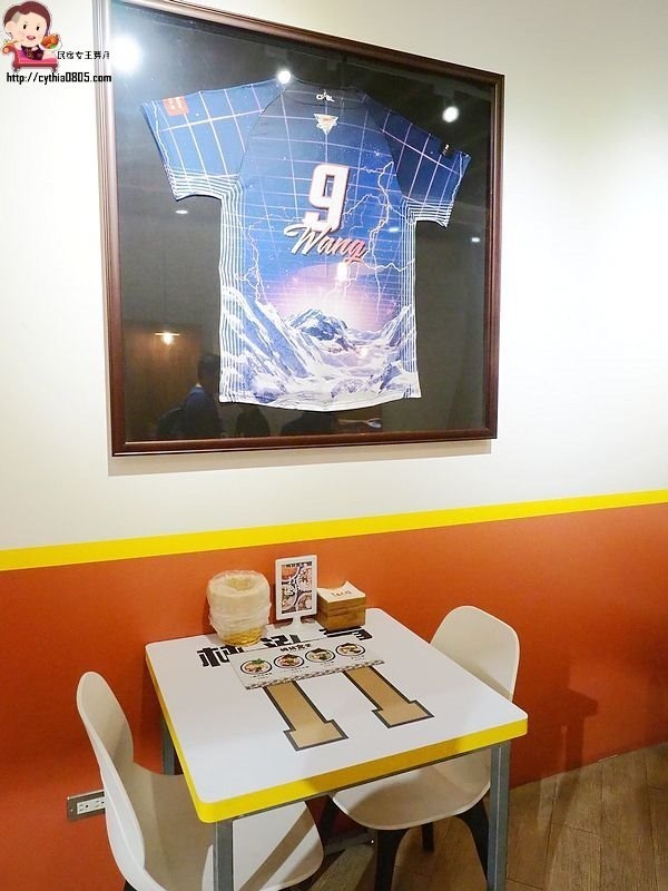 桃園中壢美食-桃猿食堂-獨特的Lamigo棒球主題餐廳,球迷們high翻天,拉麵真的夠味好吃 (邀約) @民宿女王芽月-美食.旅遊.全台趴趴走