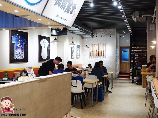 桃園中壢美食-桃猿食堂-獨特的Lamigo棒球主題餐廳,球迷們high翻天,拉麵真的夠味好吃 (邀約) @民宿女王芽月-美食.旅遊.全台趴趴走