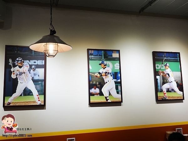 桃園中壢美食-桃猿食堂-獨特的Lamigo棒球主題餐廳,球迷們high翻天,拉麵真的夠味好吃 (邀約) @民宿女王芽月-美食.旅遊.全台趴趴走