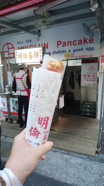 明倫蛋餅(黎明店)：台中~明倫蛋餅(黎明店)~銅板排隊美食~