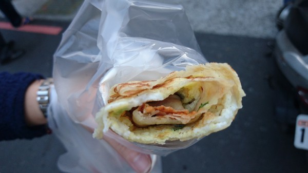 明倫蛋餅(黎明店)：台中~明倫蛋餅(黎明店)~銅板排隊美食~