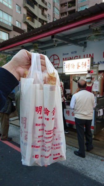 明倫蛋餅(黎明店)：台中~明倫蛋餅(黎明店)~銅板排隊美食~