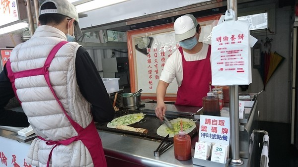 明倫蛋餅(黎明店)：台中~明倫蛋餅(黎明店)~銅板排隊美食~