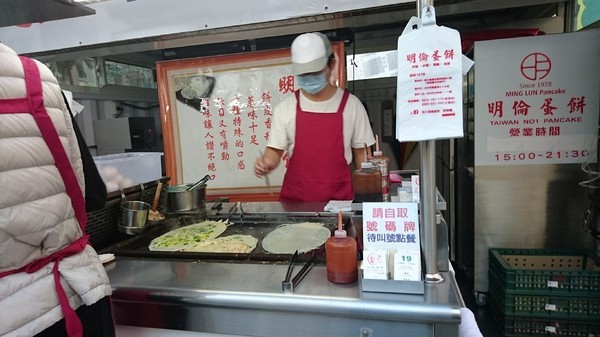 明倫蛋餅(黎明店)：台中~明倫蛋餅(黎明店)~銅板排隊美食~