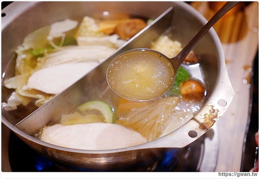 六月龍蝦價格大崩盤！台中最便宜的雙龍套餐，吃一次現賺三百