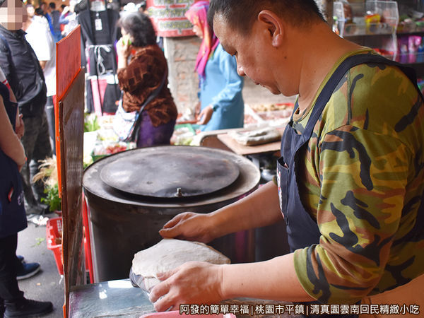 清真園03-鋪上現擀麵餅.JPG