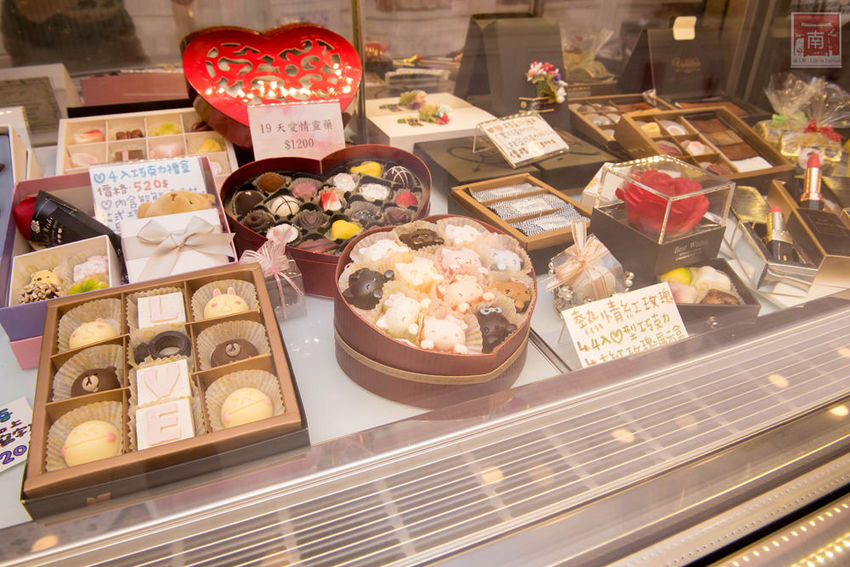 【台南美食】招牌生巧克力｜酒香酒漬微醺口感｜迪士尼.Kitty.口紅造型巧克力｜手作巧克力~~華侖婷娜手工巧克力 - 南人幫