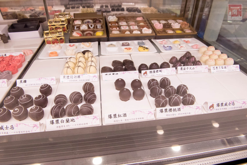 【台南美食】招牌生巧克力｜酒香酒漬微醺口感｜迪士尼.Kitty.口紅造型巧克力｜手作巧克力~~華侖婷娜手工巧克力 - 南人幫