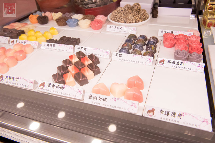 【台南美食】招牌生巧克力｜酒香酒漬微醺口感｜迪士尼.Kitty.口紅造型巧克力｜手作巧克力~~華侖婷娜手工巧克力 - 南人幫