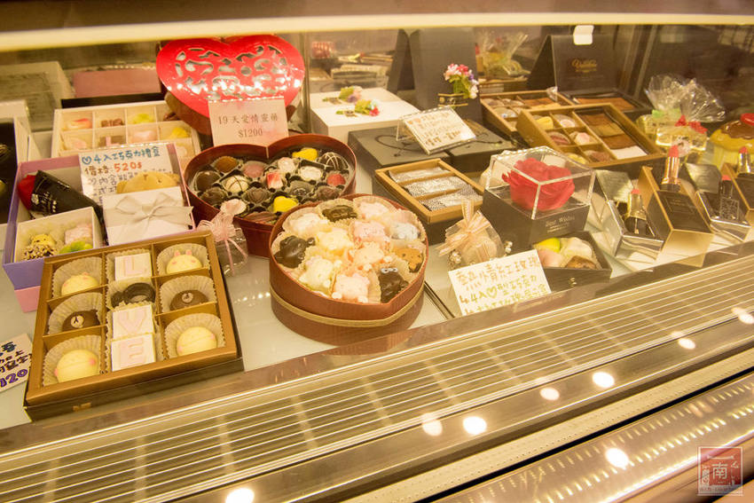 【台南美食】招牌生巧克力｜酒香酒漬微醺口感｜迪士尼.Kitty.口紅造型巧克力｜手作巧克力~~華侖婷娜手工巧克力 - 南人幫