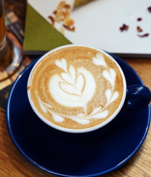 跳躍的宅男 - [台北大安區咖啡廳推薦]Uranium Cafe 鈾咖啡-設計美感悠閒空間  地下室獨立空間如高質感俱樂部 不限時有插座工作咖啡廳 忠孝復興咖啡廳推薦