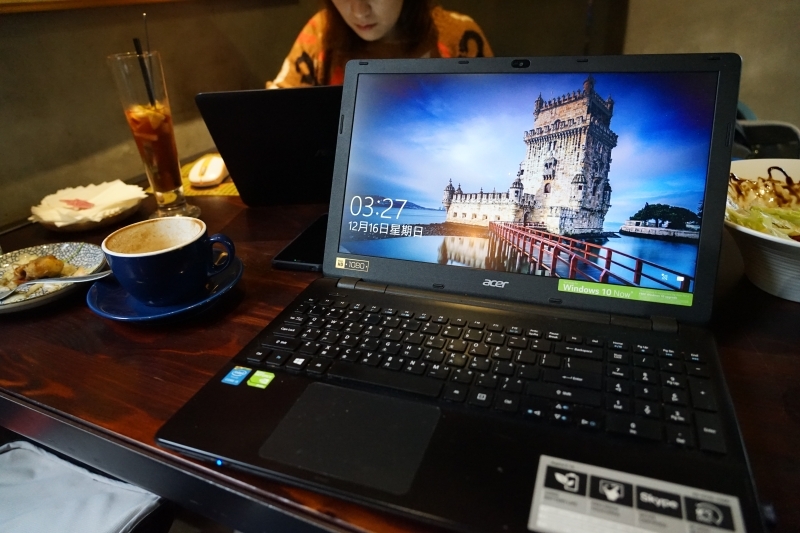 跳躍的宅男 - [台北大安區咖啡廳推薦]Uranium Cafe 鈾咖啡-設計美感悠閒空間  地下室獨立空間如高質感俱樂部 不限時有插座工作咖啡廳 忠孝復興咖啡廳推薦