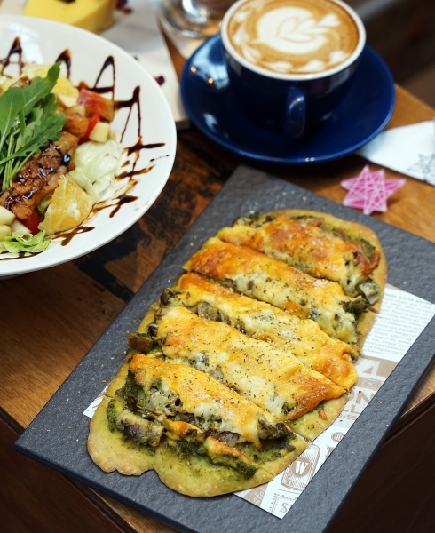 跳躍的宅男 - [台北大安區咖啡廳推薦]Uranium Cafe 鈾咖啡-設計美感悠閒空間  地下室獨立空間如高質感俱樂部 不限時有插座工作咖啡廳 忠孝復興咖啡廳推薦