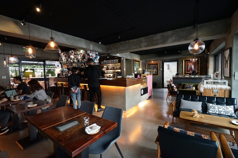 跳躍的宅男 - [台北大安區咖啡廳推薦]Uranium Cafe 鈾咖啡-設計美感悠閒空間  地下室獨立空間如高質感俱樂部 不限時有插座工作咖啡廳 忠孝復興咖啡廳推薦