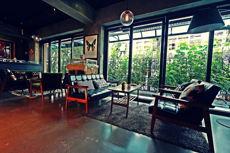 跳躍的宅男 - [台北大安區咖啡廳推薦]Uranium Cafe 鈾咖啡-設計美感悠閒空間  地下室獨立空間如高質感俱樂部 不限時有插座工作咖啡廳 忠孝復興咖啡廳推薦