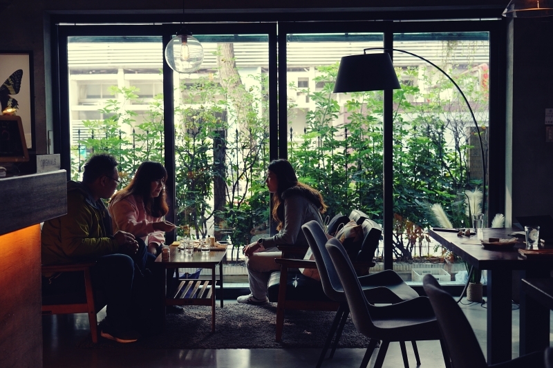 跳躍的宅男 - [台北大安區咖啡廳推薦]Uranium Cafe 鈾咖啡-設計美感悠閒空間  地下室獨立空間如高質感俱樂部 不限時有插座工作咖啡廳 忠孝復興咖啡廳推薦