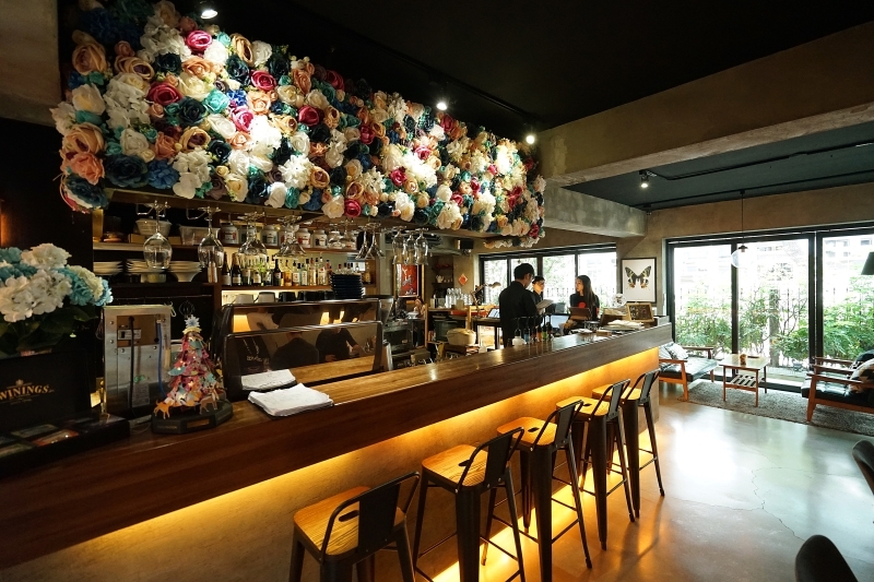 跳躍的宅男 - [台北大安區咖啡廳推薦]Uranium Cafe 鈾咖啡-設計美感悠閒空間  地下室獨立空間如高質感俱樂部 不限時有插座工作咖啡廳 忠孝復興咖啡廳推薦