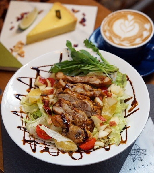 跳躍的宅男 - [台北大安區咖啡廳推薦]Uranium Cafe 鈾咖啡-設計美感悠閒空間  地下室獨立空間如高質感俱樂部 不限時有插座工作咖啡廳 忠孝復興咖啡廳推薦