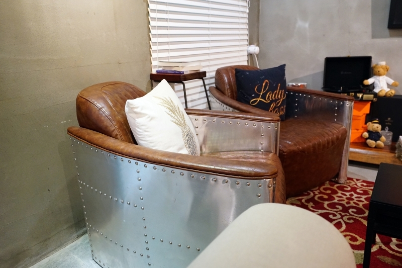 跳躍的宅男 - [台北大安區咖啡廳推薦]Uranium Cafe 鈾咖啡-設計美感悠閒空間  地下室獨立空間如高質感俱樂部 不限時有插座工作咖啡廳 忠孝復興咖啡廳推薦