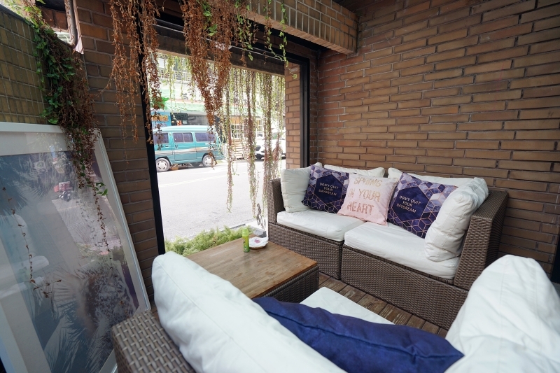 跳躍的宅男 - [台北大安區咖啡廳推薦]Uranium Cafe 鈾咖啡-設計美感悠閒空間  地下室獨立空間如高質感俱樂部 不限時有插座工作咖啡廳 忠孝復興咖啡廳推薦