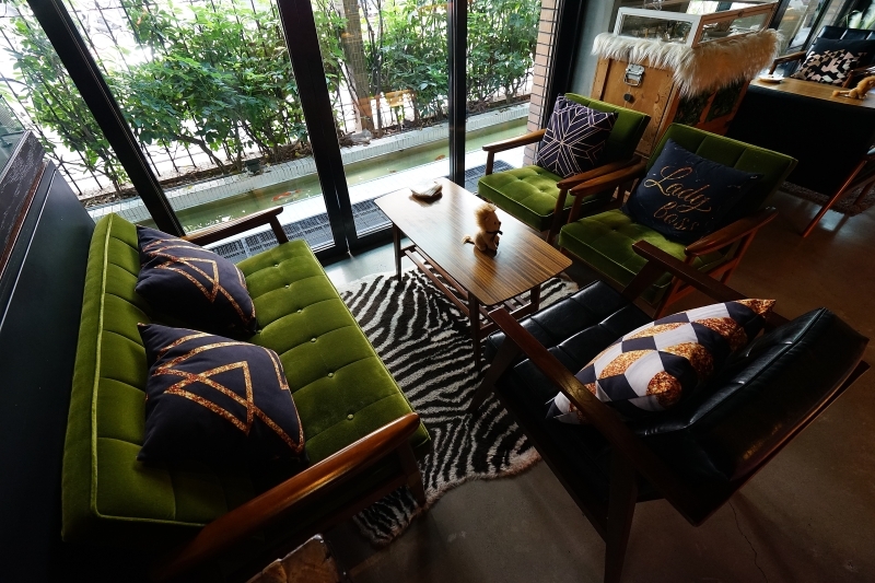 跳躍的宅男 - [台北大安區咖啡廳推薦]Uranium Cafe 鈾咖啡-設計美感悠閒空間  地下室獨立空間如高質感俱樂部 不限時有插座工作咖啡廳 忠孝復興咖啡廳推薦