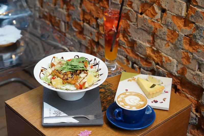 跳躍的宅男 - [台北大安區咖啡廳推薦]Uranium Cafe 鈾咖啡-設計美感悠閒空間  地下室獨立空間如高質感俱樂部 不限時有插座工作咖啡廳 忠孝復興咖啡廳推薦